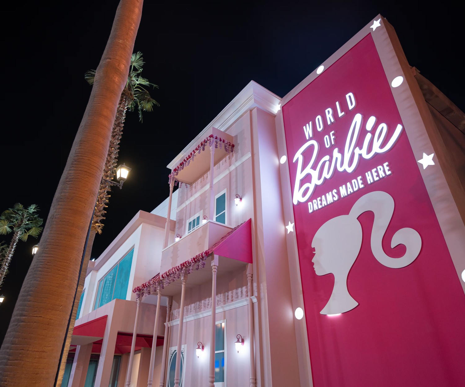 Custom-built World of Barbie experience set by N2 Creative was designed and installed for SELA in Saudi Arabia for Riyadh season. Our team specializes in creating bespoke, functional sets for films, TV shows, and events. Based in London, we bring creativity and precision to every project.
